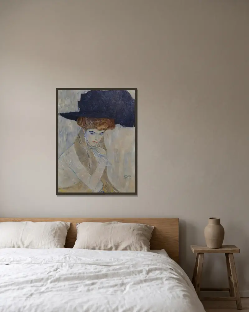 The Black-Feathered Hat av Gustav Klimt inramad på en vägg
