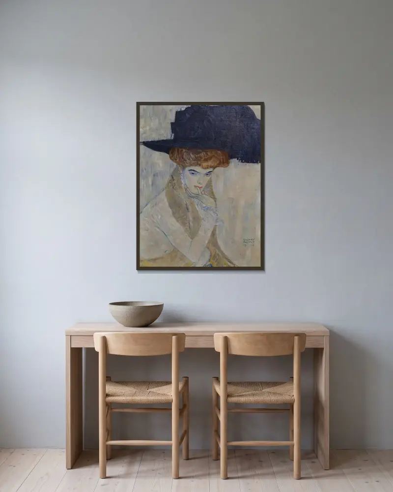 The Black-Feathered Hat av Gustav Klimt inramad på en vägg