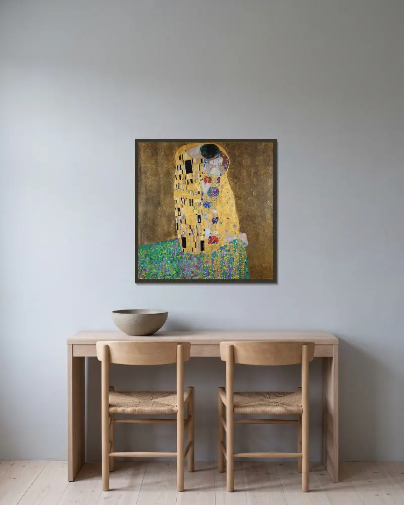 Polibek, Gustav Klimt v rámu na stěně