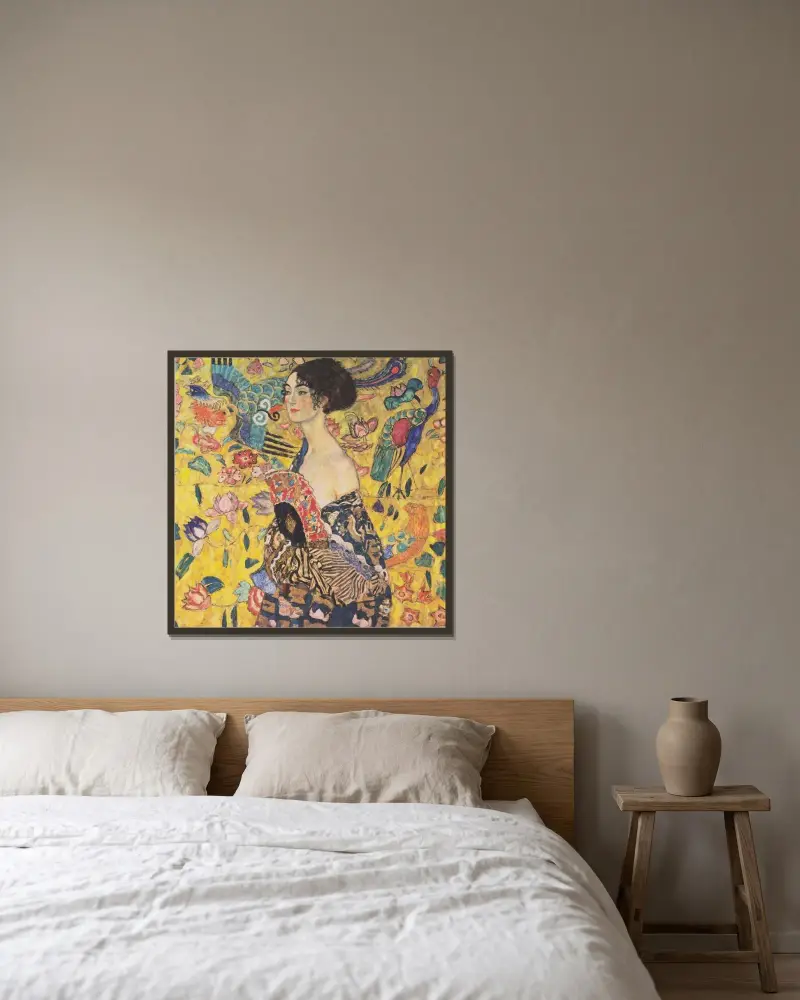 Woman with fan av Gustav Klimt inramad på en vägg