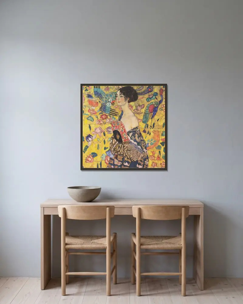 Woman with fan av Gustav Klimt inramad på en vägg
