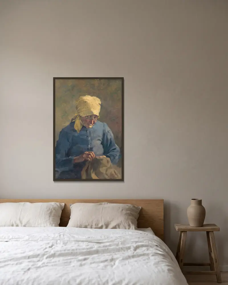 Gammal kvinna syr av Gustáv Mallý inramad på en vägg
