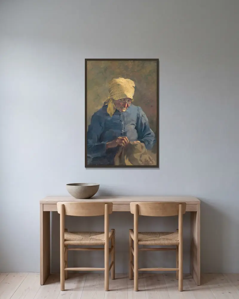 Gammal kvinna syr av Gustáv Mallý inramad på en vägg