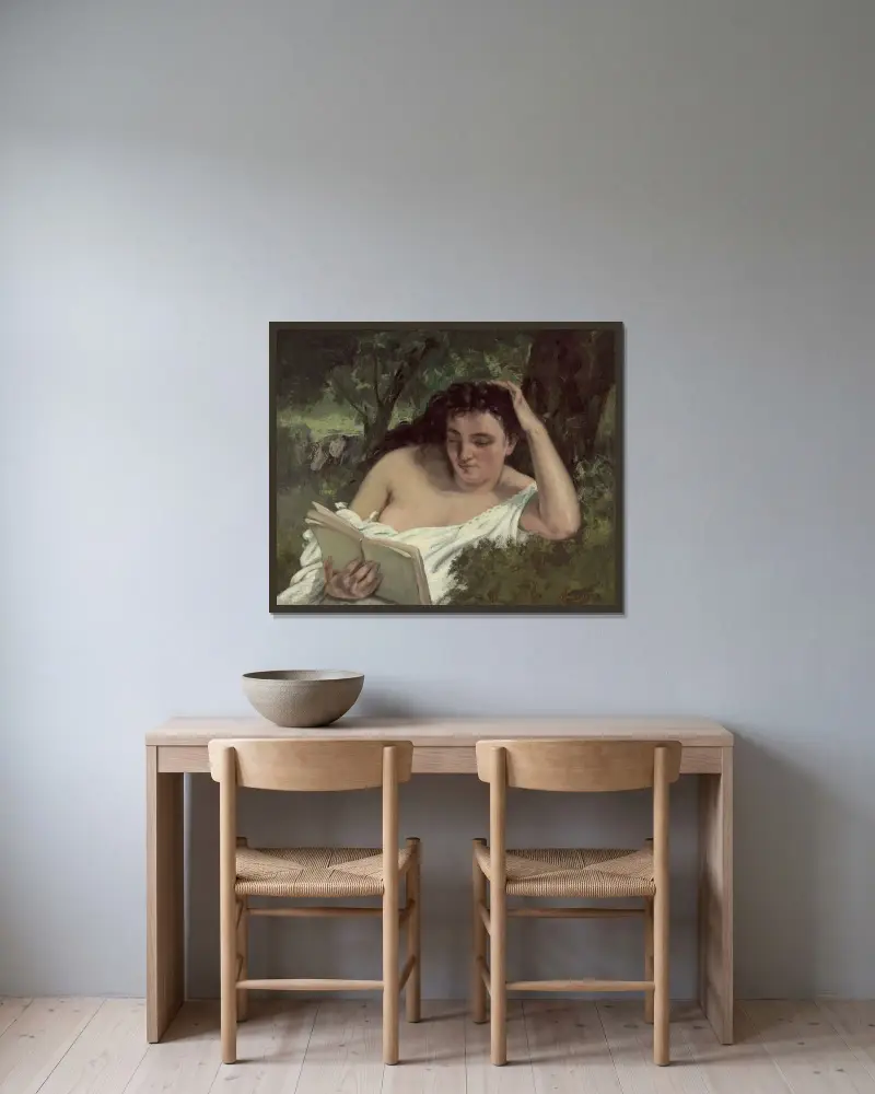Lesende junge Frau von Gustave Courbet gerahmt an einer Wand