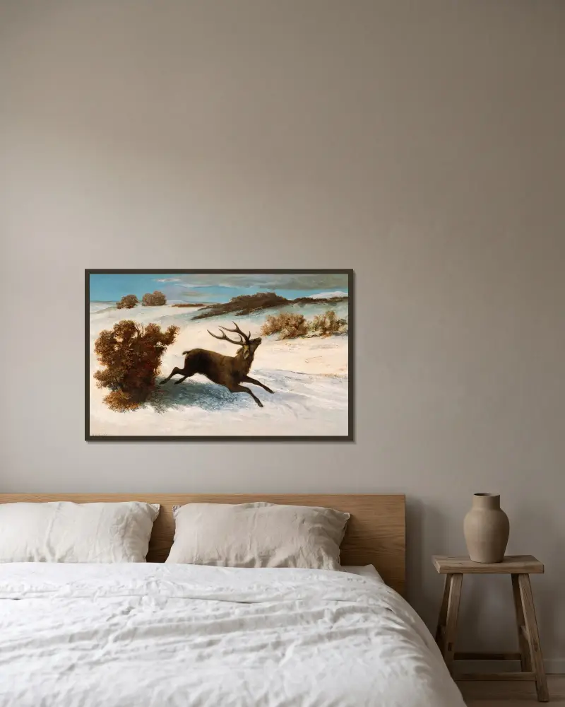 Hjort som springer i snön av Gustave Courbet inramad på en vägg