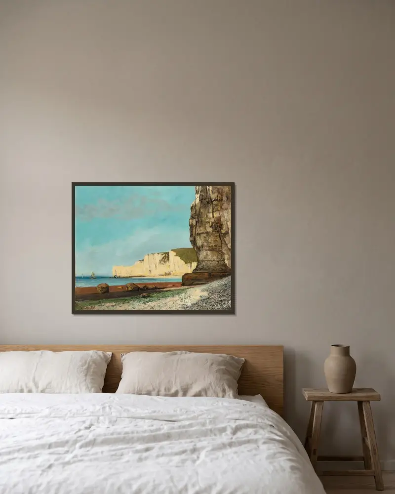 Étretat; Les Falaises av Gustave Courbet inramad på en vägg