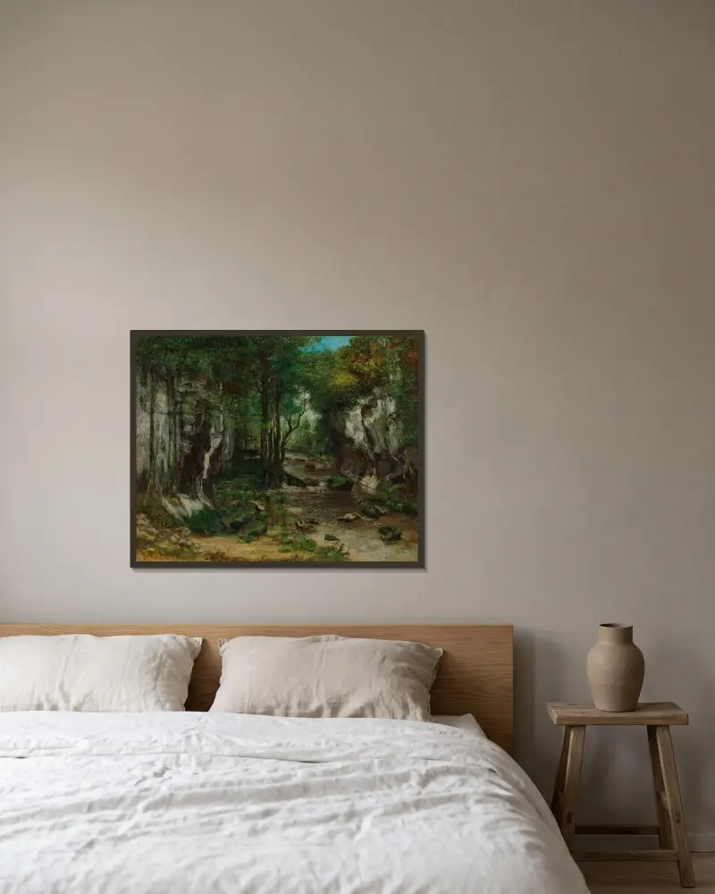 Le Ruisseau de Puits Noir av Gustave Courbet inramad på en vägg