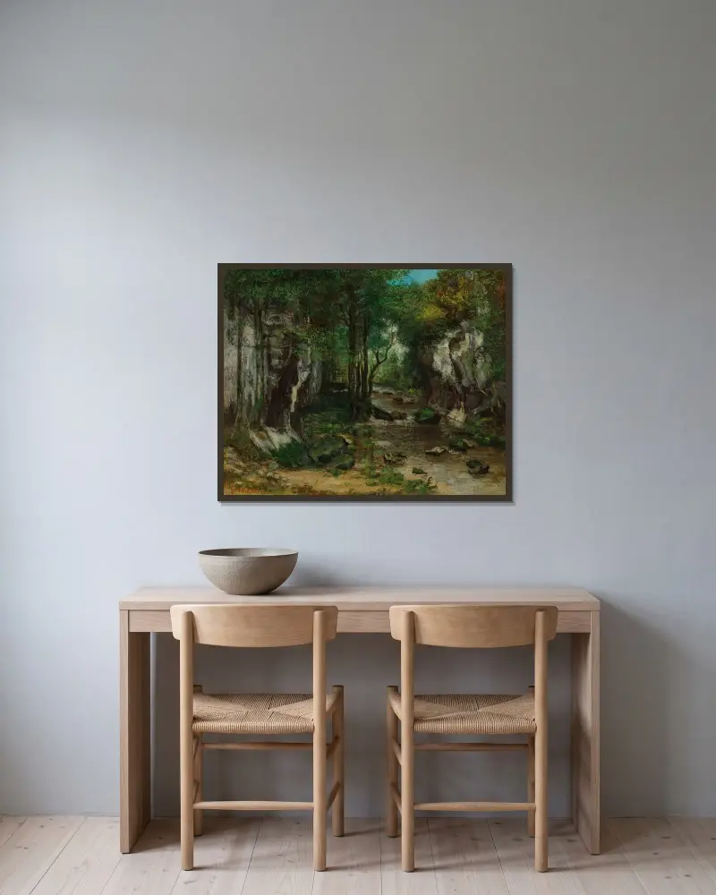 Le Ruisseau de Puits Noir av Gustave Courbet inramad på en vägg
