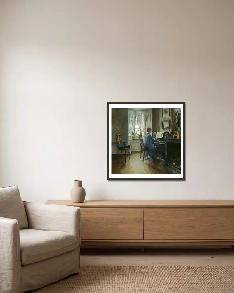 Bei mir zu Hause von Harriet Backer gerahmt an einer Wand