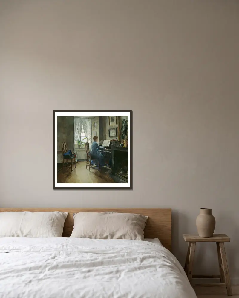Bei mir zu Hause von Harriet Backer gerahmt an einer Wand
