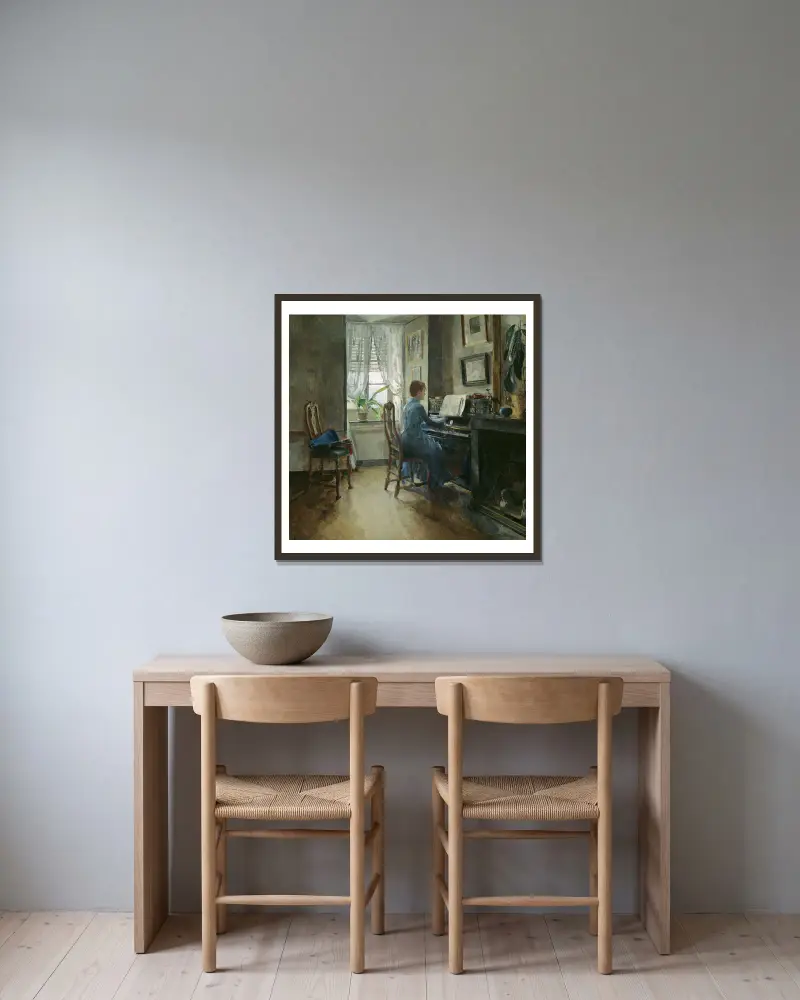 Bei mir zu Hause von Harriet Backer gerahmt an einer Wand
