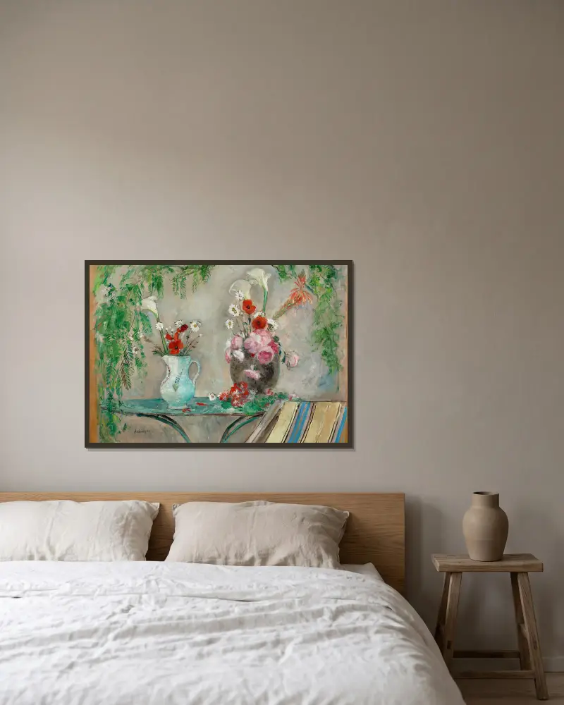 Blumen auf einem Tisch auf einer Terrasse von Henri Lebasque gerahmt an einer Wand