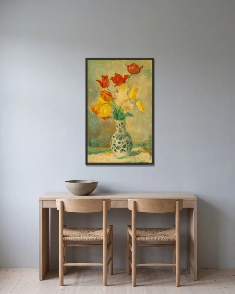Tulpaner i en delftvas av Henri Lebasque inramad på en vägg