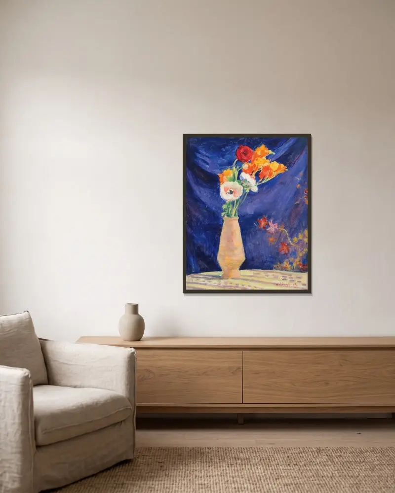 Anemoner i vas mot blå bakgrund av Henri Lebasque inramad på en vägg