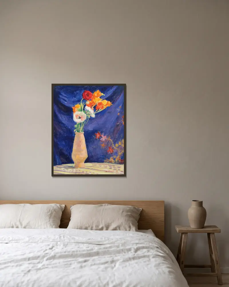 Anemoner i vas mot blå bakgrund av Henri Lebasque inramad på en vägg