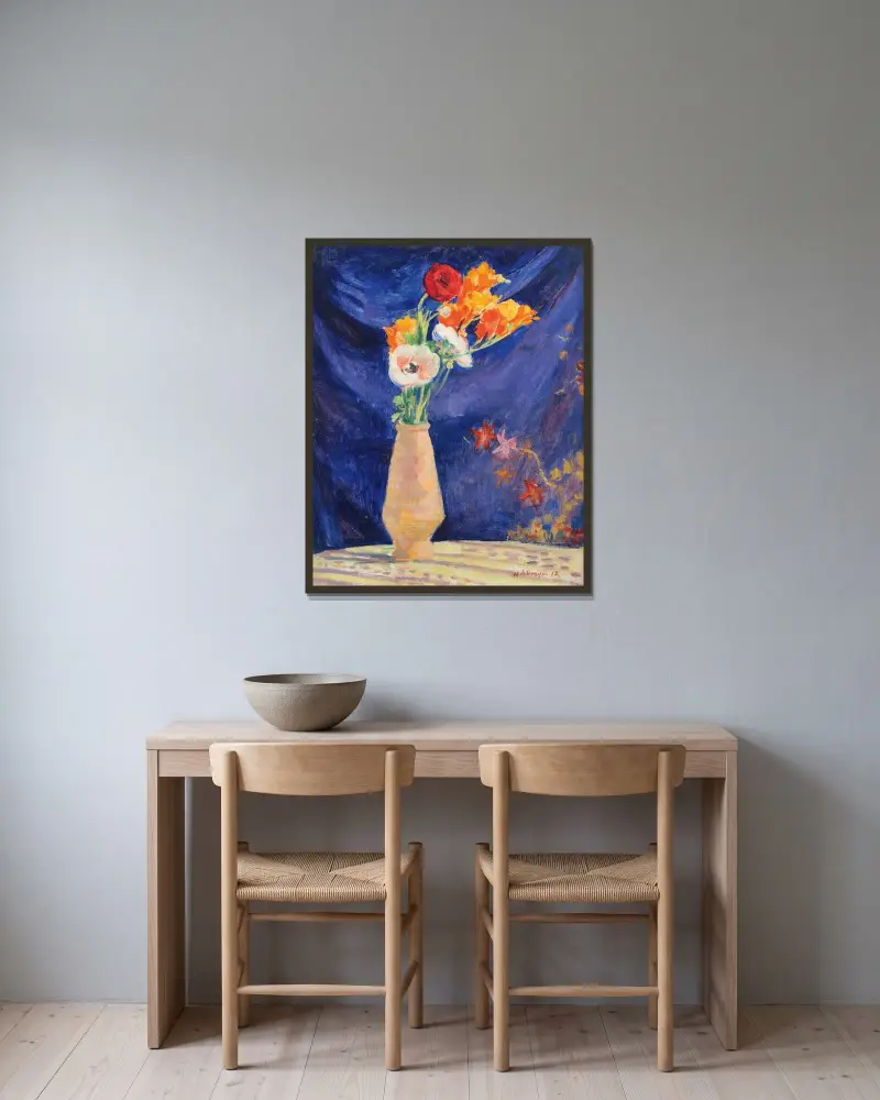 Anemoner i vas mot blå bakgrund av Henri Lebasque inramad på en vägg