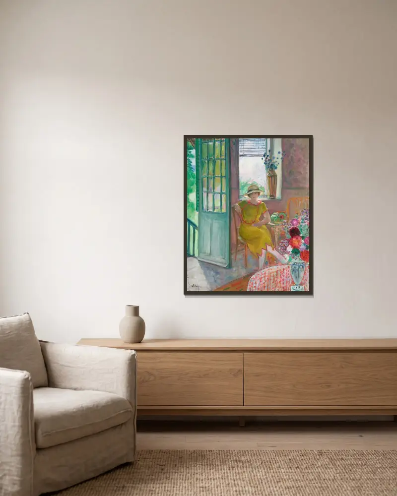 Ung kvinna i blommigt interiör av Henri Lebasque inramad på en vägg