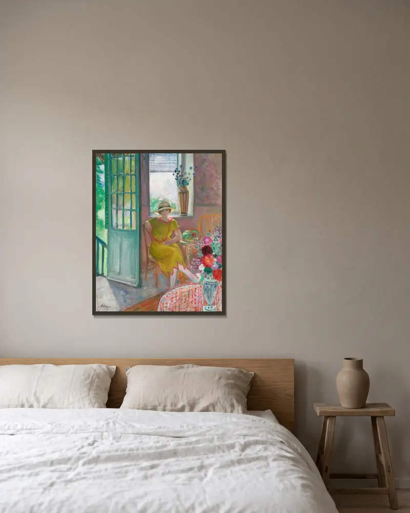 Ung kvinna i blommigt interiör av Henri Lebasque inramad på en vägg
