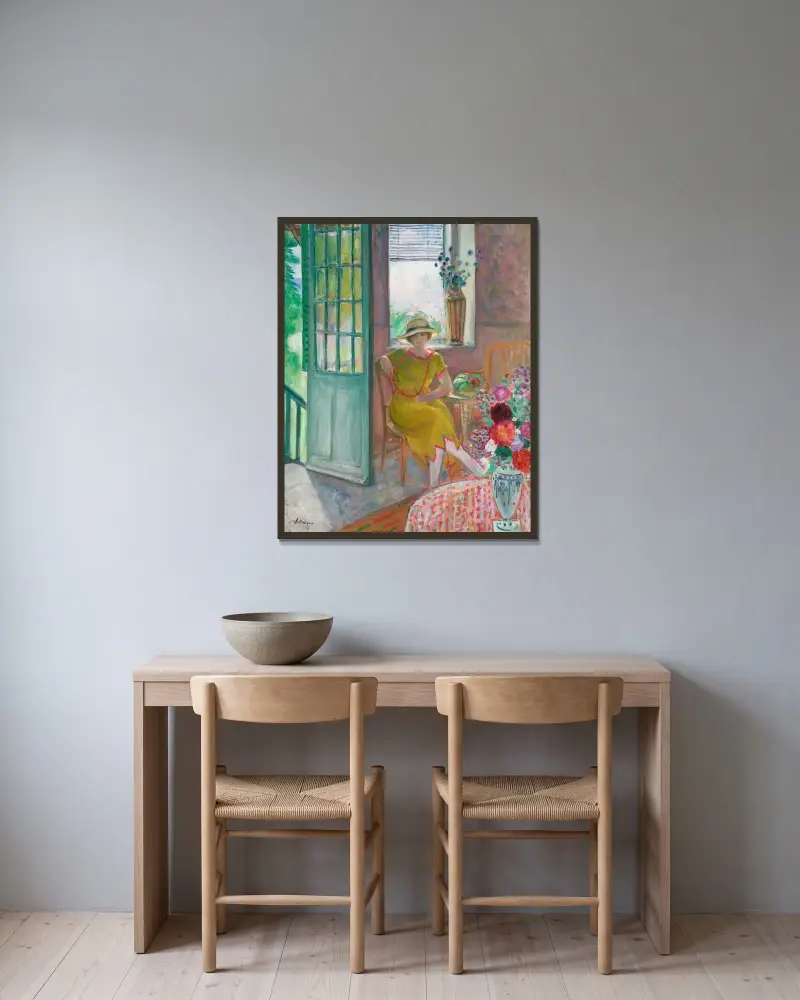 Ung kvinna i blommigt interiör av Henri Lebasque inramad på en vägg