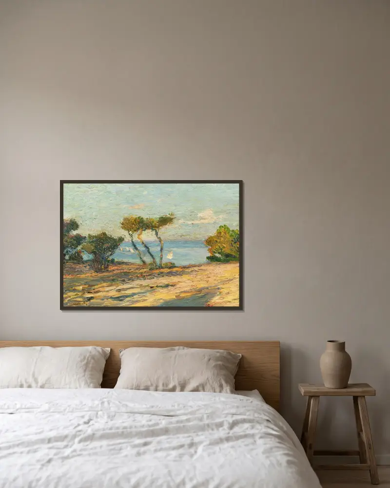 Havsstrand med tallar av Henri Martin inramad på en vägg
