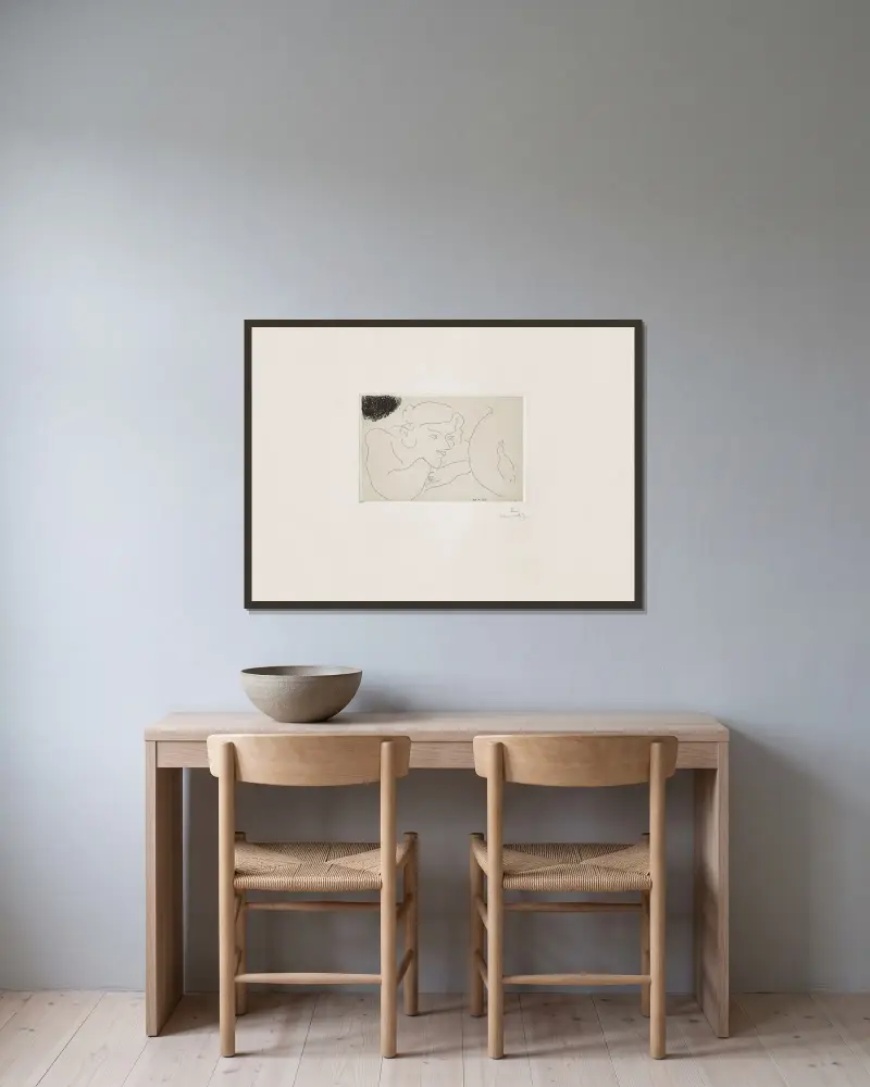 Junge Frau, die die Bewegungen eines Fisches beobachtet von Henri Matisse gerahmt an einer Wand