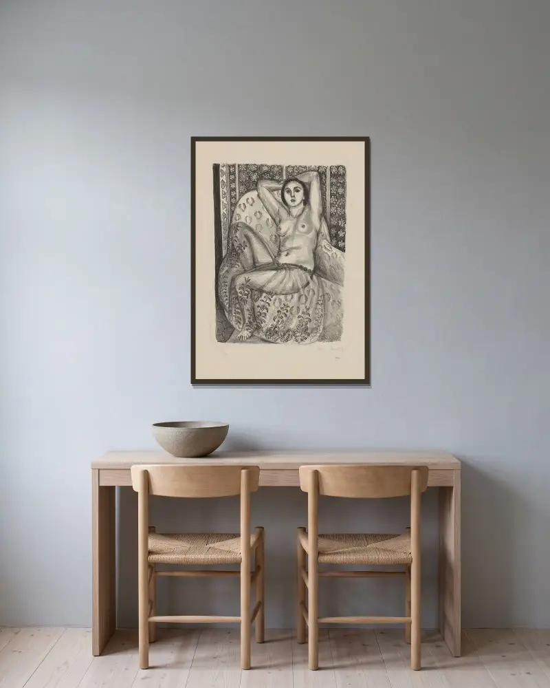 Sittande odalisk med tyllkjol av Henri Matisse inramad på en vägg
