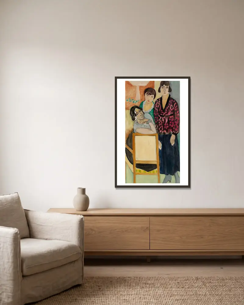 Three Sisters and ‘The Rose Marble Table’ (Les Trois soeurs à ‘La Table de marbre rose’) av Henri Matisse inramad på en vägg