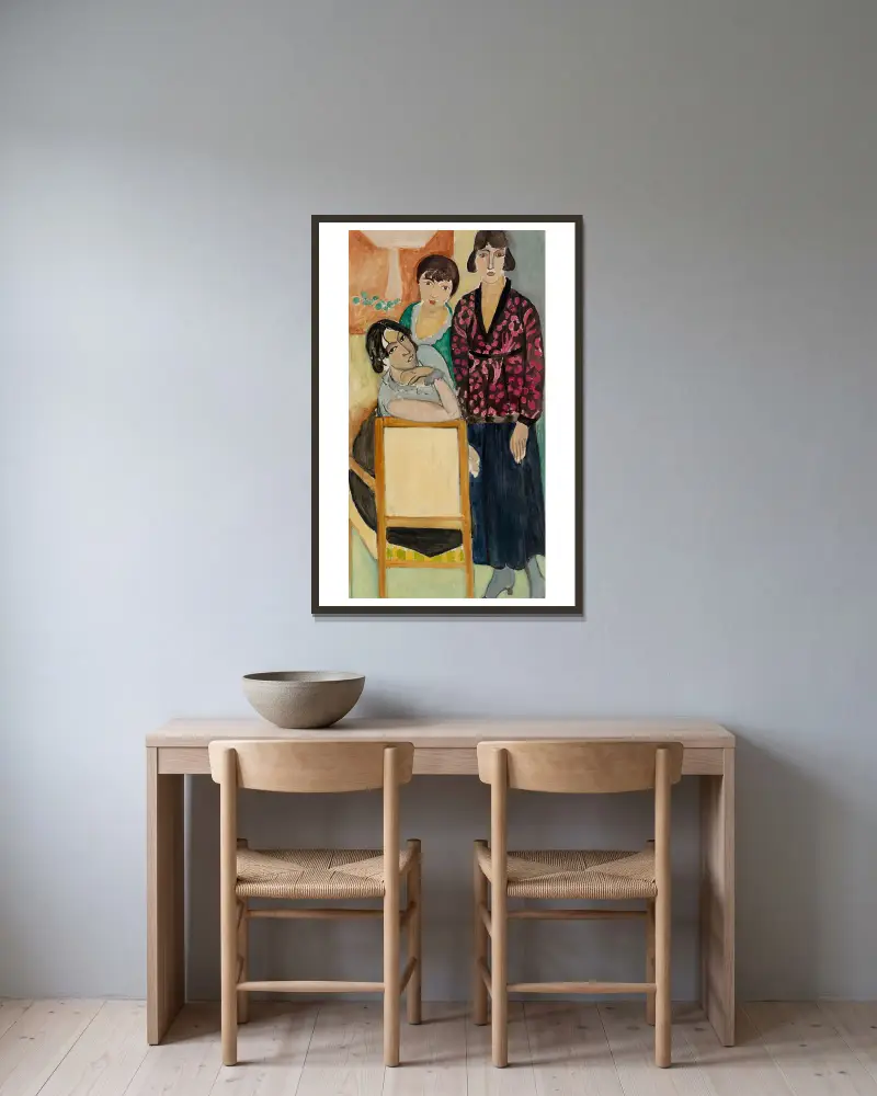 Three Sisters and ‘The Rose Marble Table’ (Les Trois soeurs à ‘La Table de marbre rose’) av Henri Matisse inramad på en vägg