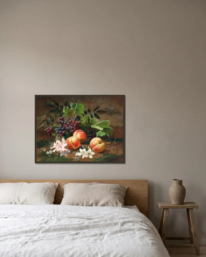 Skogsstilleben med persika och druvor av Henri Rousseau inramad på en vägg