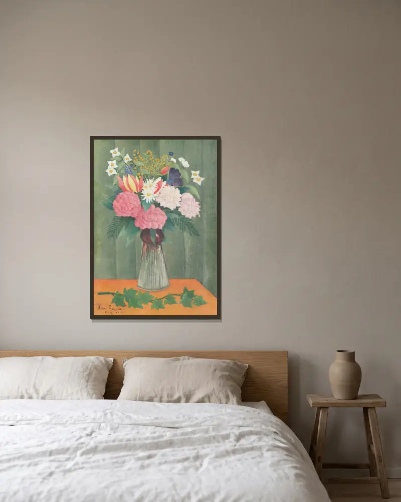 Flowers in a Vase av Henri Rousseau inramad på en vägg