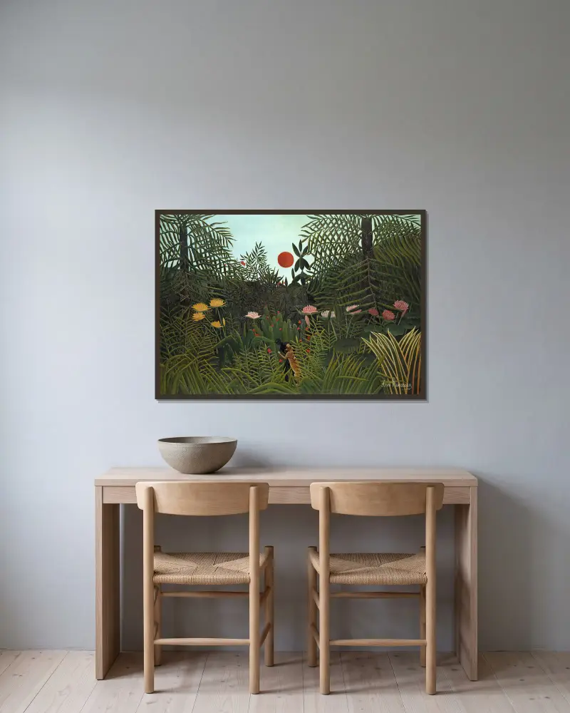 Dschungel mit untergehender Sonne von Henri Rousseau gerahmt an einer Wand