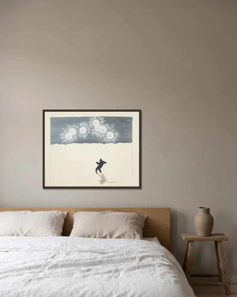 Eine Figur geht durch eine leere weiße Umgebung, mit sieben leuchtenden Gesichtern am Himmel von William Henry Walker gerahmt an einer Wand