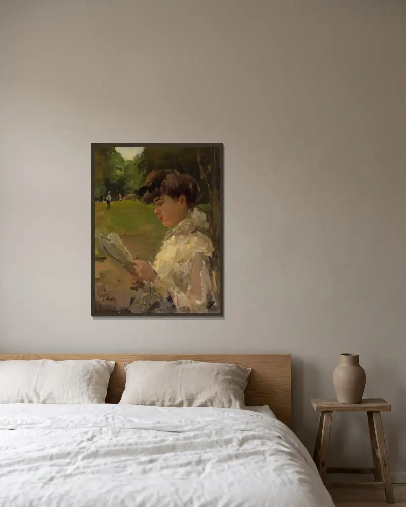 Lesendes Mädchen von Isaac Israëls gerahmt an einer Wand