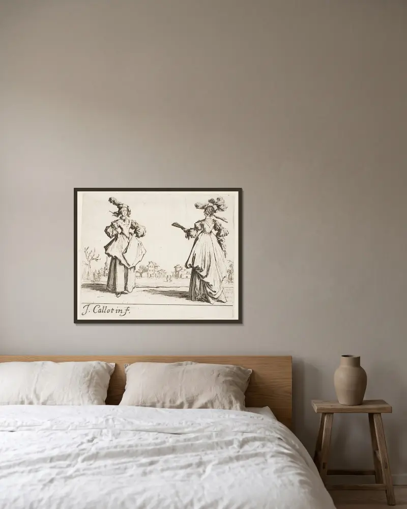 Två stående kvinnor av Jacques Callot inramad på en vägg