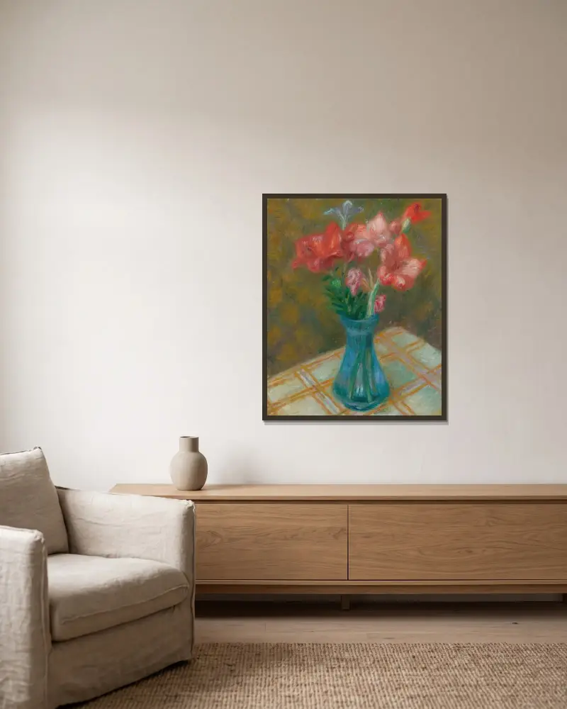 Gladioler i grön glasvas av William James Glackens inramad på en vägg