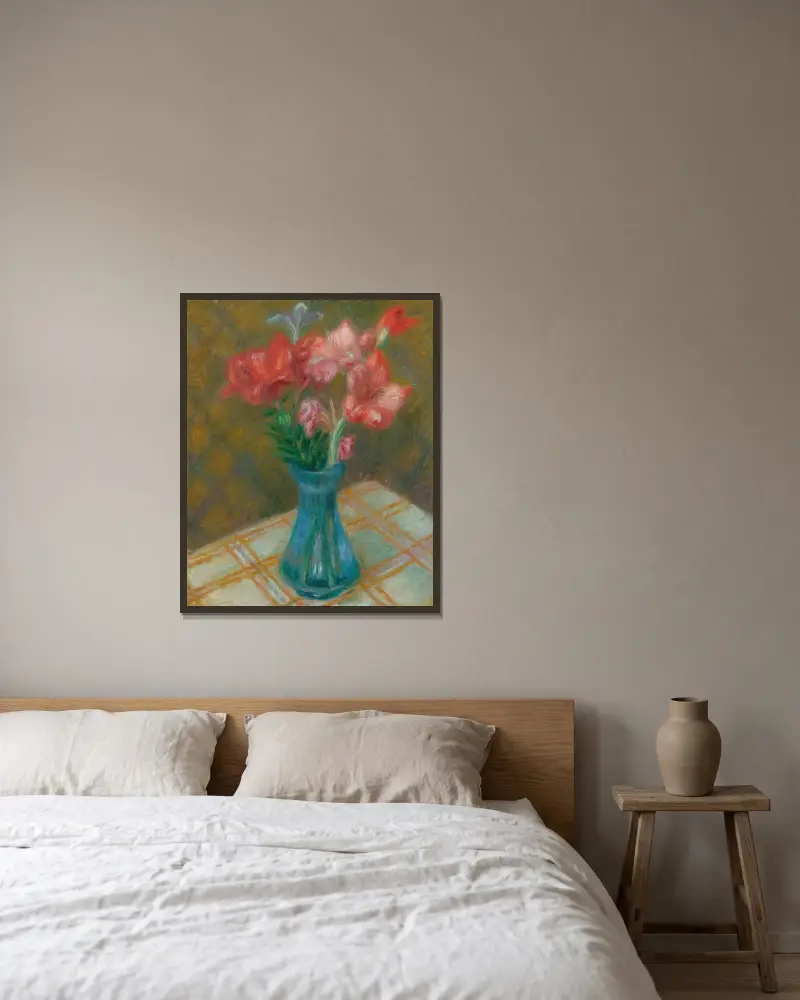 Gladioler i grön glasvas av William James Glackens inramad på en vägg