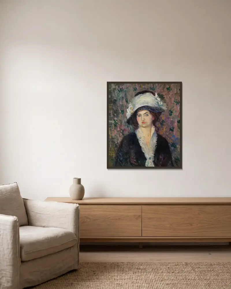 Butiksdam (Kvinna i fjäderhatt) av William James Glackens inramad på en vägg