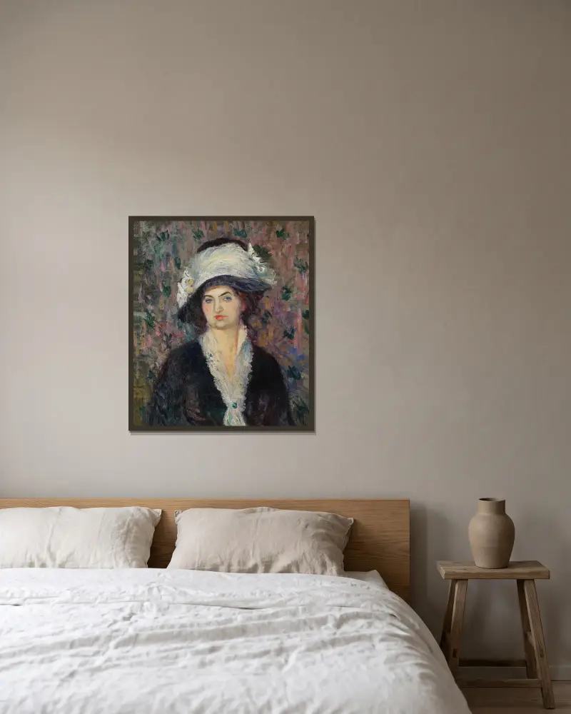 Butiksdam (Kvinna i fjäderhatt) av William James Glackens inramad på en vägg