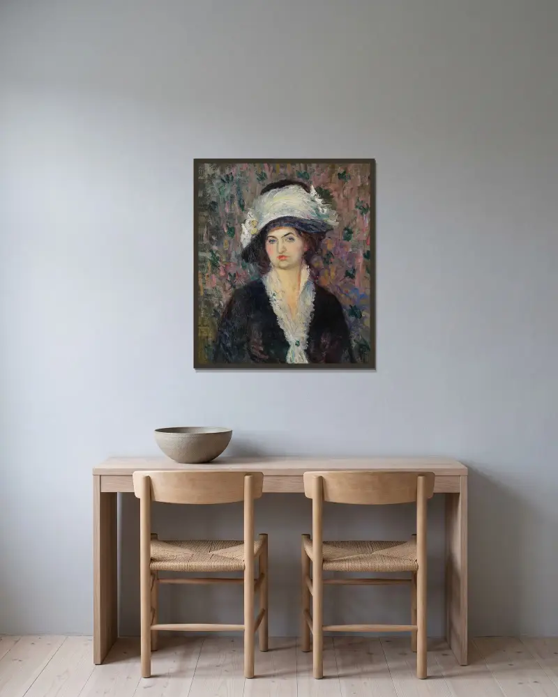 Butiksdam (Kvinna i fjäderhatt) av William James Glackens inramad på en vägg