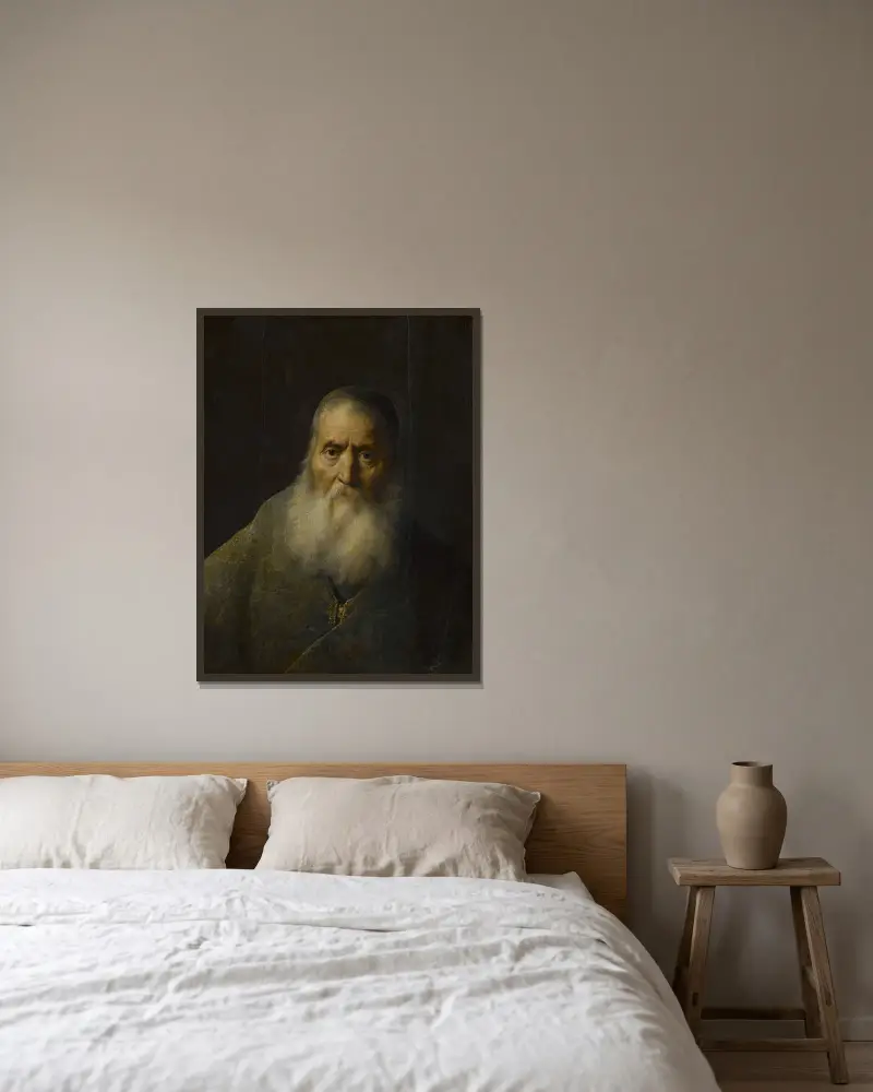 Alter Mann mit Schädelmütze von Jan Lievens gerahmt an einer Wand