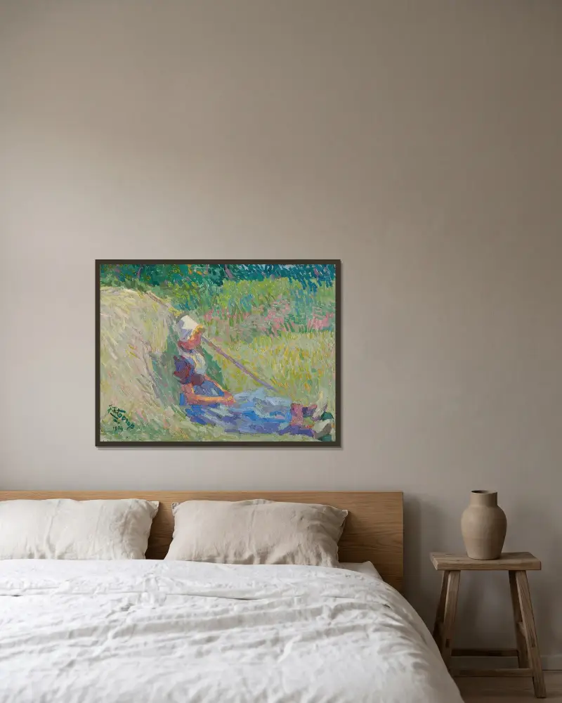 Flicka vilande mot en höstack av Jan Toorop inramad på en vägg