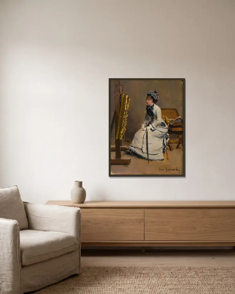Kvinna sittande framför en tavla av Jean Béraud inramad på en vägg