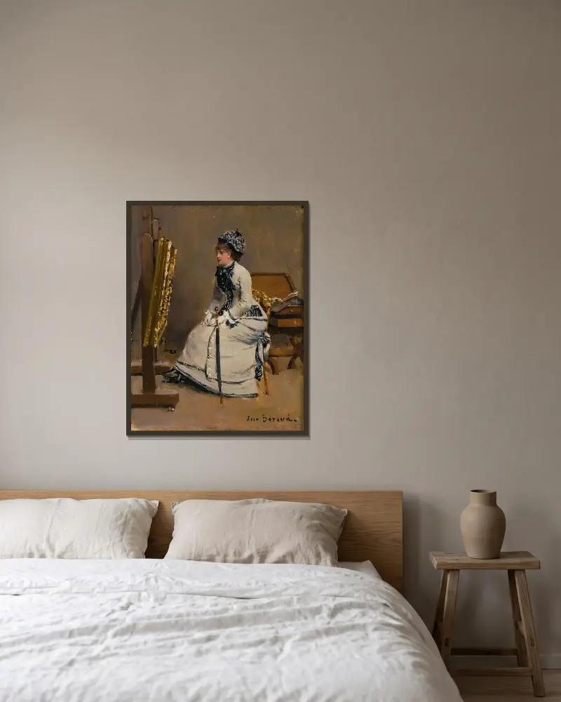 Kvinna sittande framför en tavla av Jean Béraud inramad på en vägg