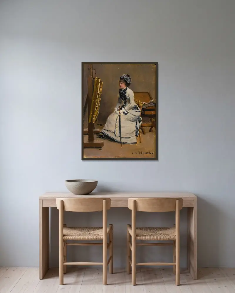 Kvinna sittande framför en tavla av Jean Béraud inramad på en vägg