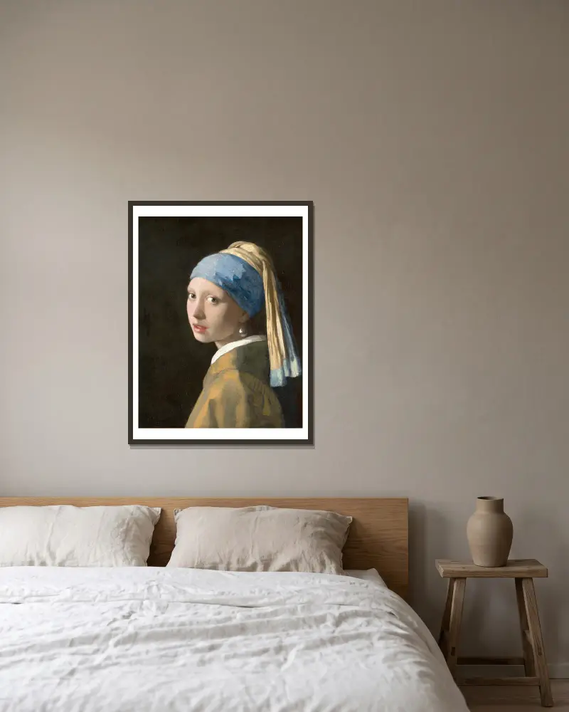 Flicka med pärlörhänge av Johannes Vermeer inramad på en vägg