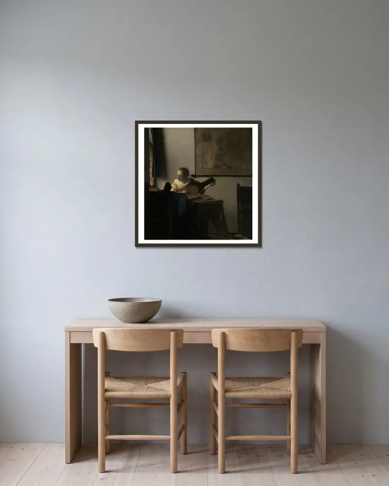 Junge Frau mit einer Laute von Johannes Vermeer gerahmt an einer Wand