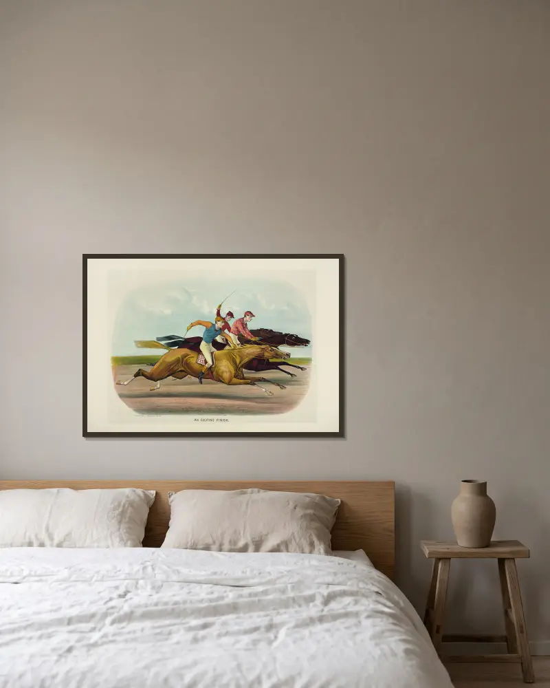 Ein spannender Zieleinlauf von John Cameron gerahmt an einer Wand
