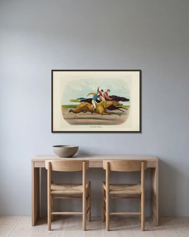 Ein spannender Zieleinlauf von John Cameron gerahmt an einer Wand