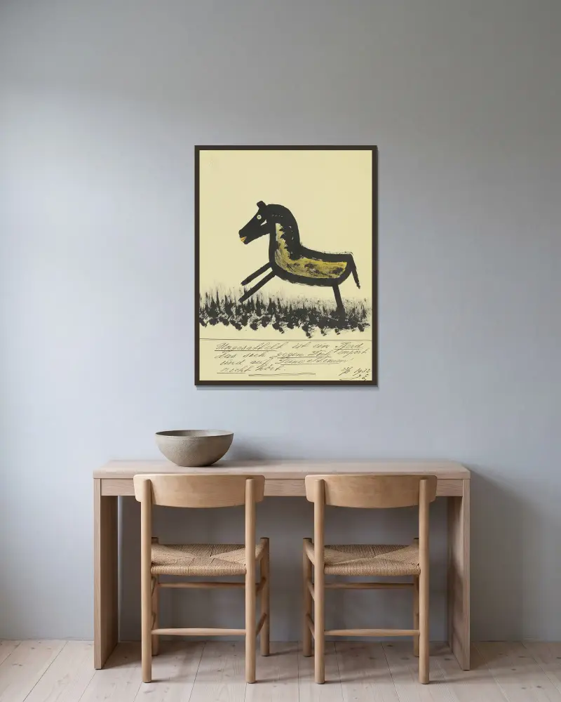 Ungesattelt ist ein Pferd … von John Elsas gerahmt an einer Wand