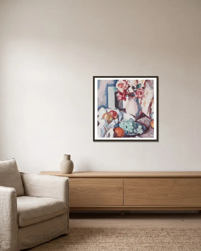 Rosen und Früchte von Samuel John Peploe gerahmt an einer Wand